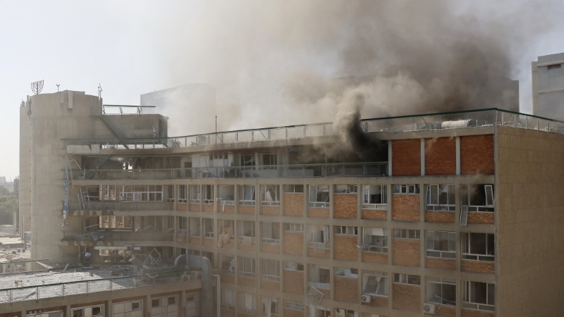 伊朗導(dǎo)彈擊中以色列南部主要醫(yī)院索羅卡醫(yī)療中心。 法新社