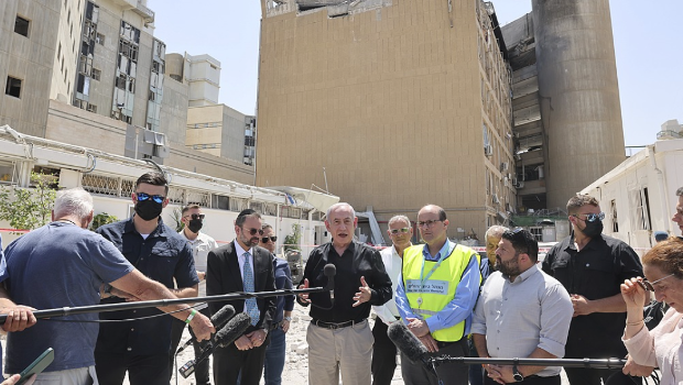 6月19日，內(nèi)塔尼亞胡（中）在南部城市貝爾謝巴索羅卡醫(yī)院發(fā)表講話