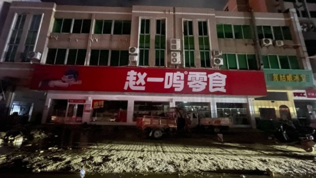 懷集水災(zāi)后，有民眾趁水打劫，對零食超市“零元購”。