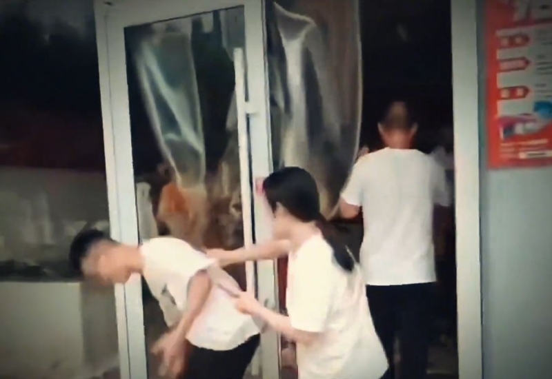 店員試圖阻止哄搶的民眾。