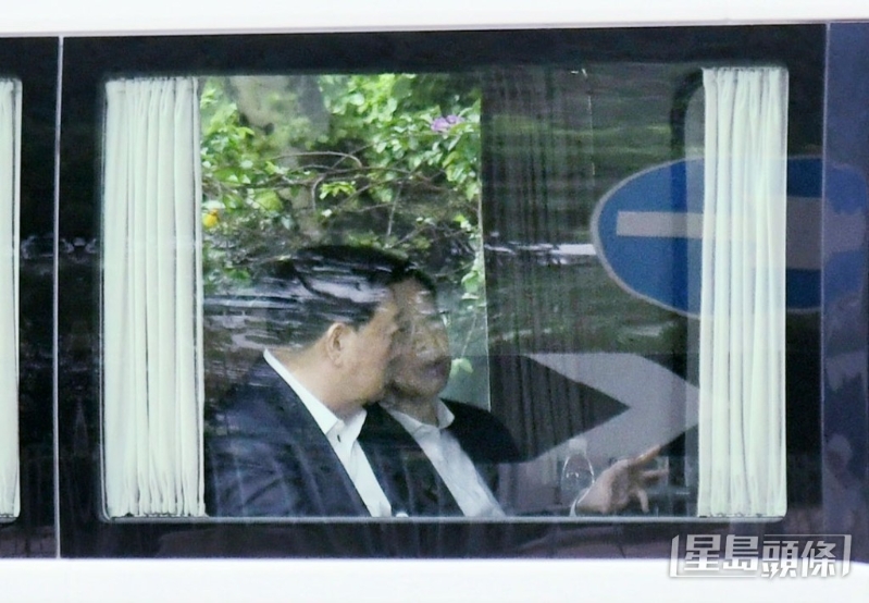 行政長(zhǎng)官李家超（右一）陪同夏寶龍（左一）參觀海洋公園。