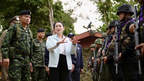 佩通坦晤陸軍第二軍區(qū)司令布恩辛。 美聯(lián)社