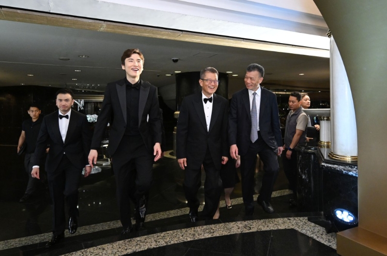 財政司司長陳茂波（中）在星島新聞集團主席蔡加讚（左）、星島新聞集團主席郭英成（右）陪同下進入會場。