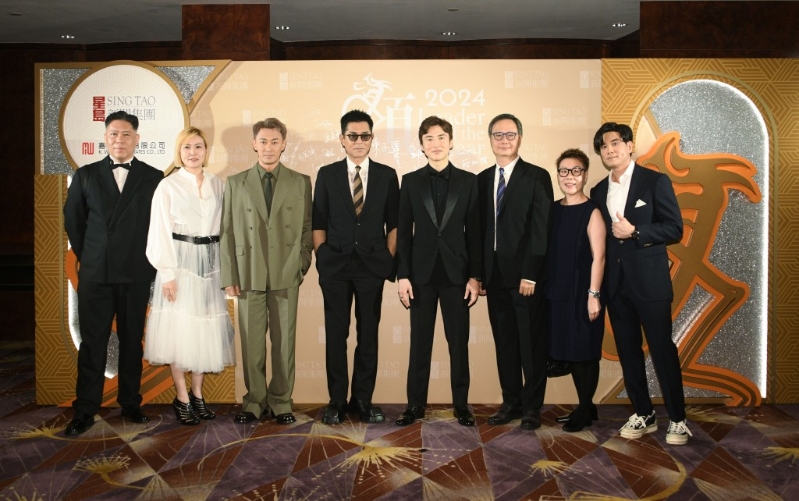 星島新聞集團主席蔡加讚（右四）與《九龍城寨之圍城》電影團隊合照。