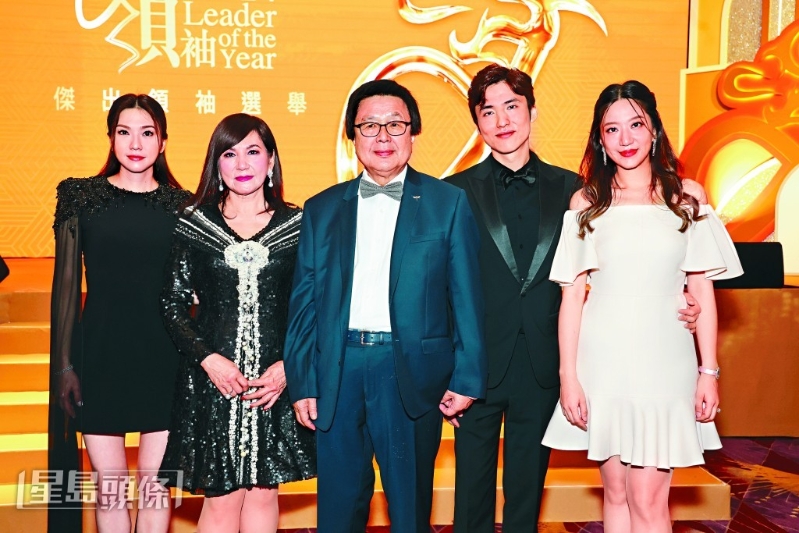 星島新聞集團主席蔡加讚（右二）攜太太汪圓圓（右一）、父親蔡志明（中）、母親蔡李惠莉（左二）及胞姐蔡加怡（左一）一同出席頒獎禮。