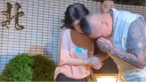 “館長(zhǎng)”赴北所聲援柯文哲，鼓勵(lì)陳佩琪。