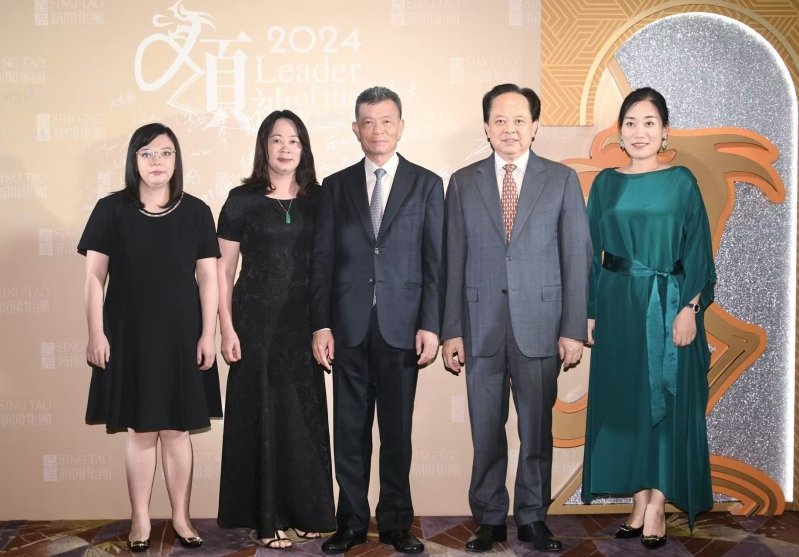 第十四屆全國政協(xié)委員、港澳臺僑委員會委員舒心（右二）等出席頒獎典禮