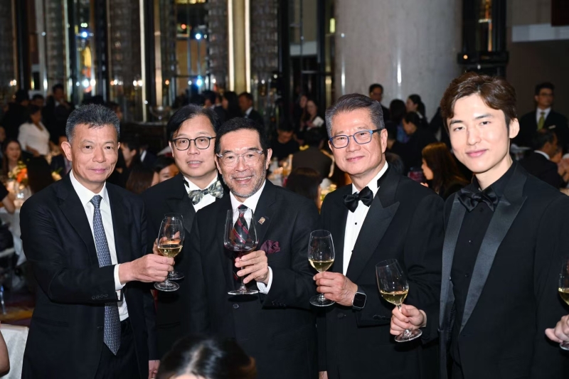 星島新聞集團(tuán)主席郭英成（左一）、香港交易及結(jié)算所有限公司主席唐家成（左三）等出席頒獎典禮