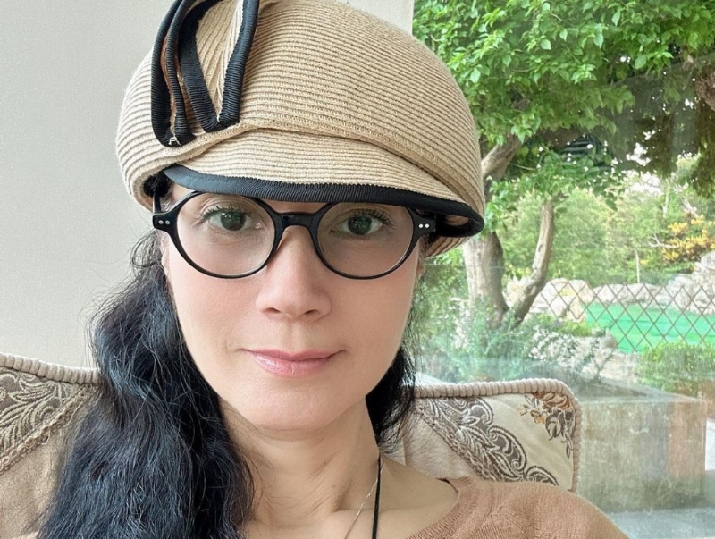 化上淡妝的鄭艷麗氣色不錯，驟眼看竟撞樣49歲前港姐郭羨妮！