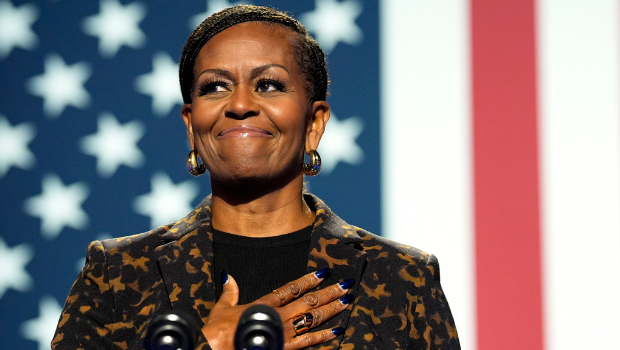 前美國(guó)第一夫人米歇爾近日在播客節(jié)目中坦言，回想起來(lái)，她非常慶幸自己與奧巴馬育有兩個(gè)女兒，而不是兒子。