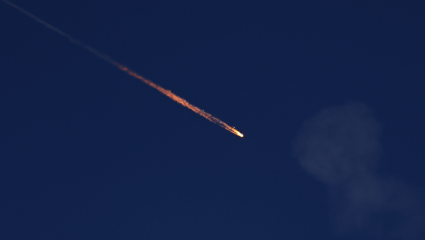 一枚碎片從空中墜落，在以色列與伊朗沖突期間，以色列“鐵穹”系統(tǒng)攔截來自伊朗的導(dǎo)彈后可見此景。