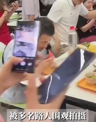 韋東奕用餐遭近距離拍攝。 微博