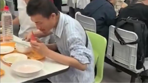 韋東奕用餐遭近距離拍攝。