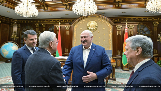 2025年6月21日，白俄羅斯總統(tǒng)盧卡申科會(huì)晤美國(guó)特別特使凱洛格（Keith Kellogg）時(shí)握手。