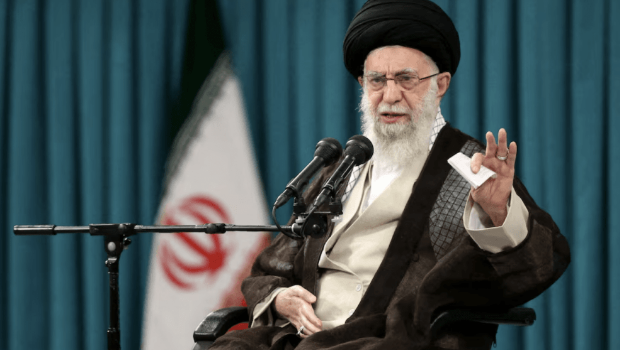 伊朗最高領(lǐng)袖哈梅內(nèi)伊曾警告美國勿軍事介入，稱這將對(duì)整個(gè)地區(qū)造成嚴(yán)重后果