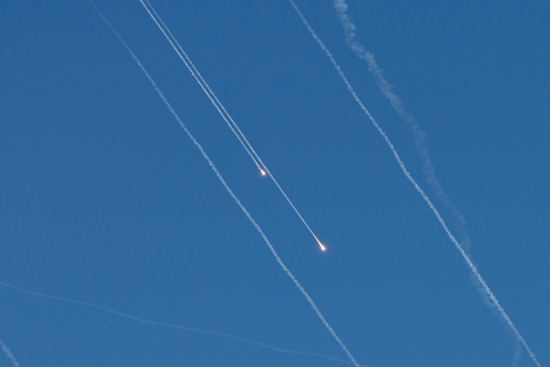 畫面為伊朗22日上午朝以色列發(fā)射飛彈，飛彈飛越約旦河西岸上空。路透社