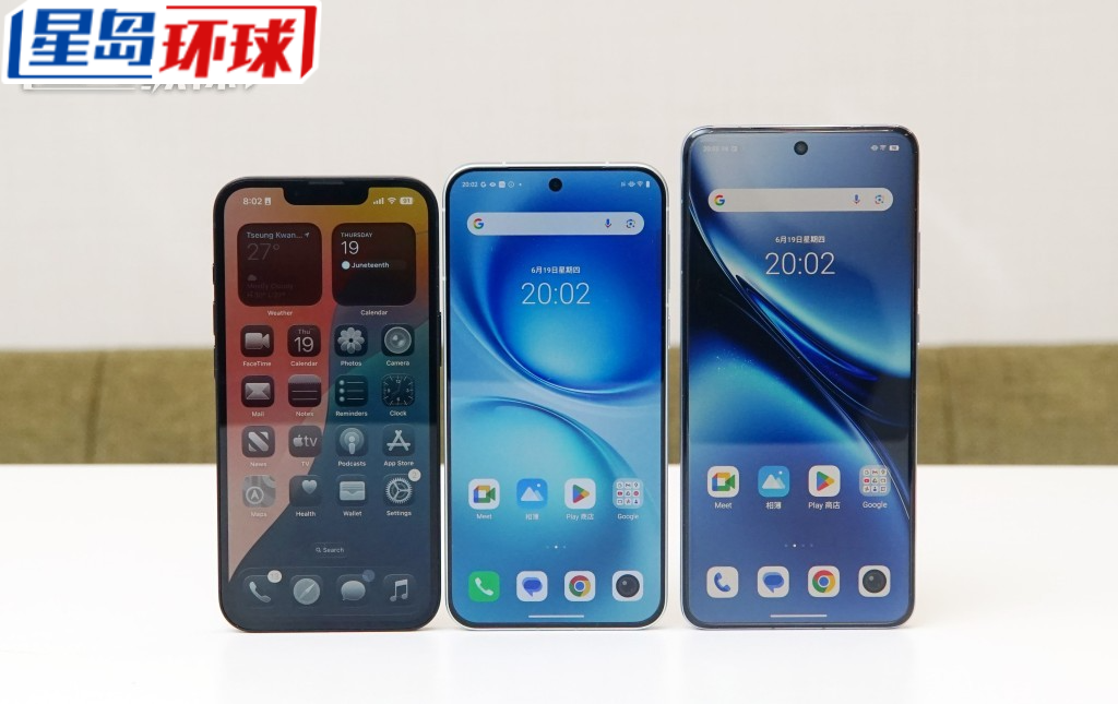 6.31吋的X200 FE（中）機身比6.78吋的X200 Pro（右）短小一截，屏幕則比iPhone 16e（左）的6.1吋大一點。.jpg