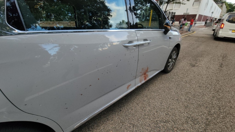 有人體組織濺中七人車。