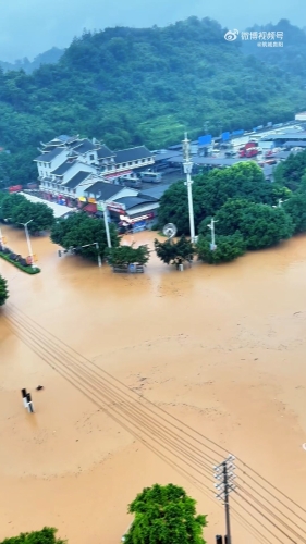 榕江村超足球場周邊道路同樣嚴重水浸。微博@貴州村超推薦官阿毅