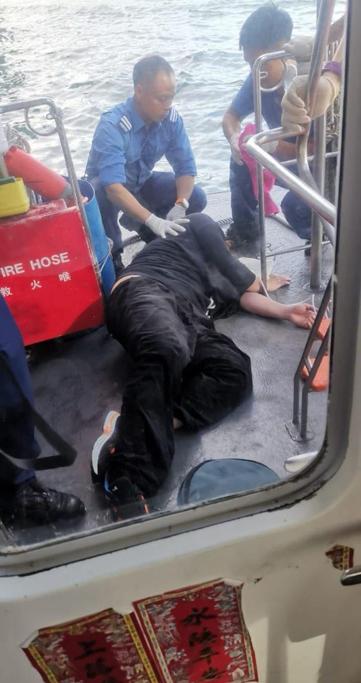 姜濤由海事處的船只救起，當(dāng)時(shí)姜濤全身濕透，倒臥船上。.jpeg