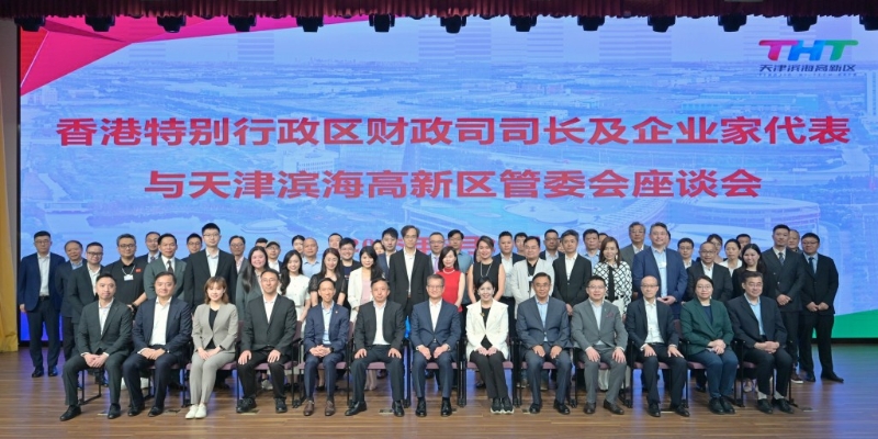 陳茂波（前排中）