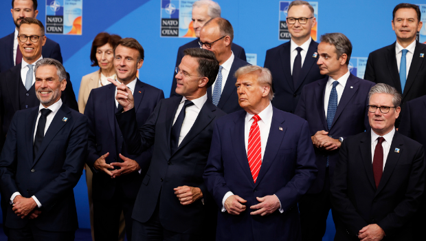 特朗普與北約秘書長呂特在北約國家元首和政府首腦合影中交談