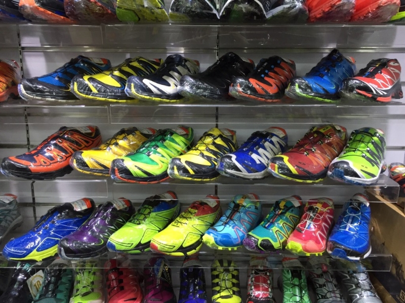 “大中體育用品”售賣各式戶外及室內(nèi)體育用品，款式齊備。&nbsp;