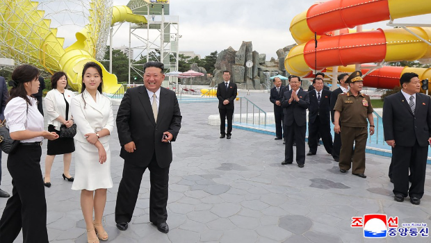 金正恩攜妻子李雪主（左）、女兒金主愛（中）出席海岸觀光渡假村竣工儀式。