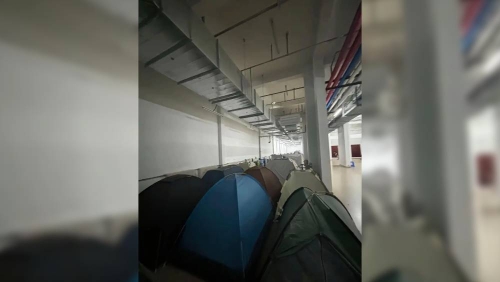 宿舍太熱學生架帳篷地下室過夜