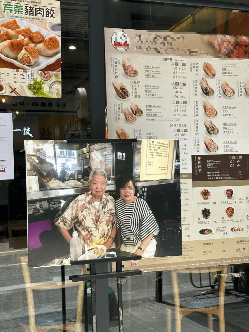 蔡瀾食家形象深入民心，亦喜歡到處覓食。 不少有幸被光顧的餐廳，都會(huì)把蔡瀾曾到訪的照片貼在門口，當(dāng)作生招牌。.png