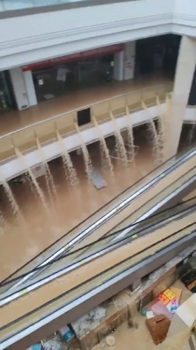 大量黃泥水從四方八面涌入榕江縣最大商場(chǎng)。