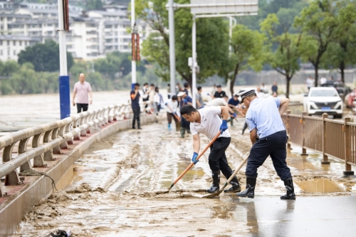 當(dāng)局正全力清理榕江縣的淤泥廢物。