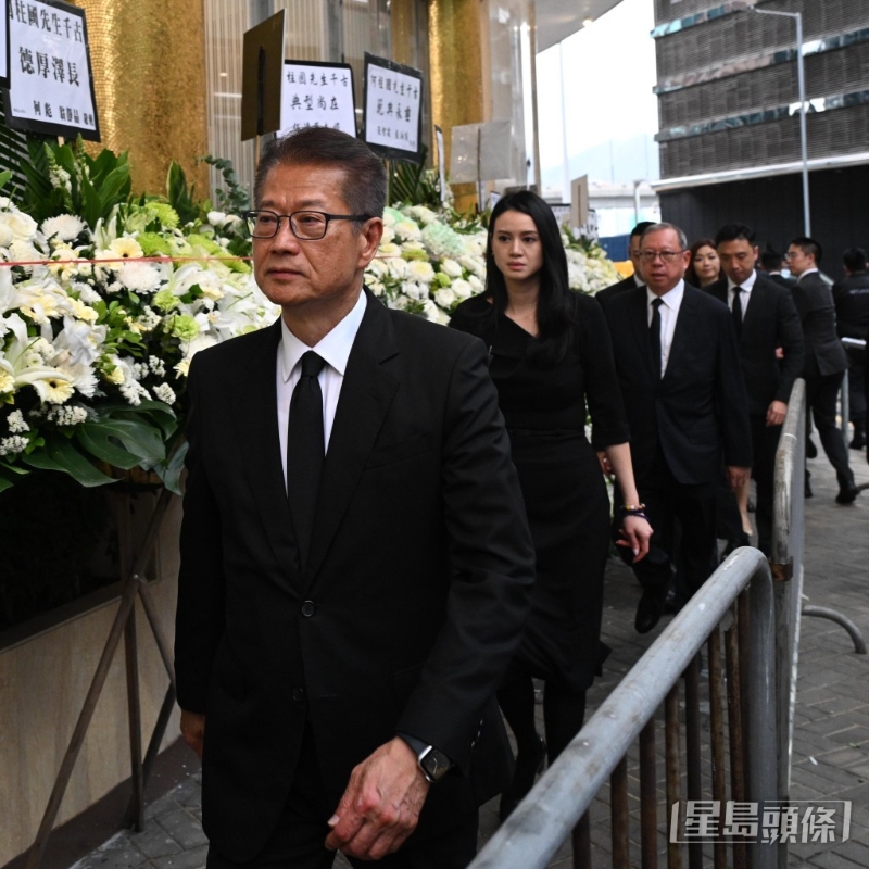 財(cái)政司司長(zhǎng)陳茂波(前)，何柱國(guó)的媳婦林恬兒(中)及其父旅游發(fā)展局主席林建岳(后)。