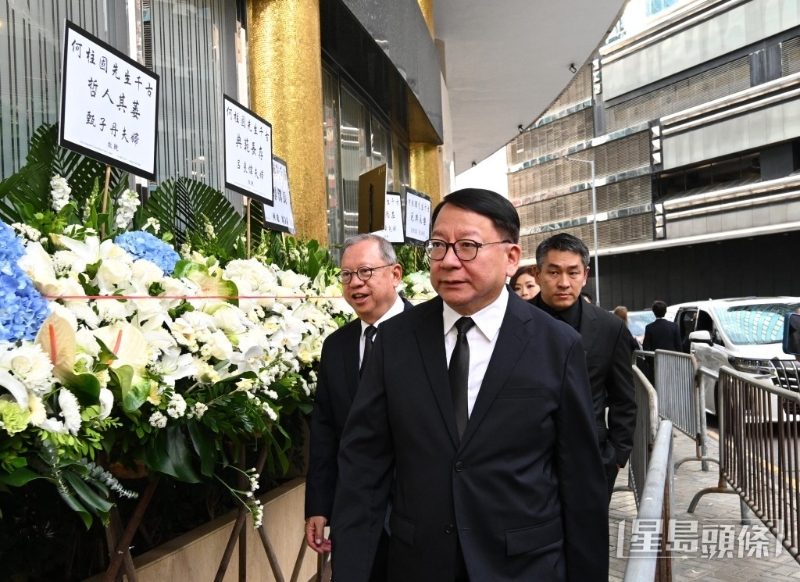 政務(wù)司司長(zhǎng)陳國(guó)基（中）。