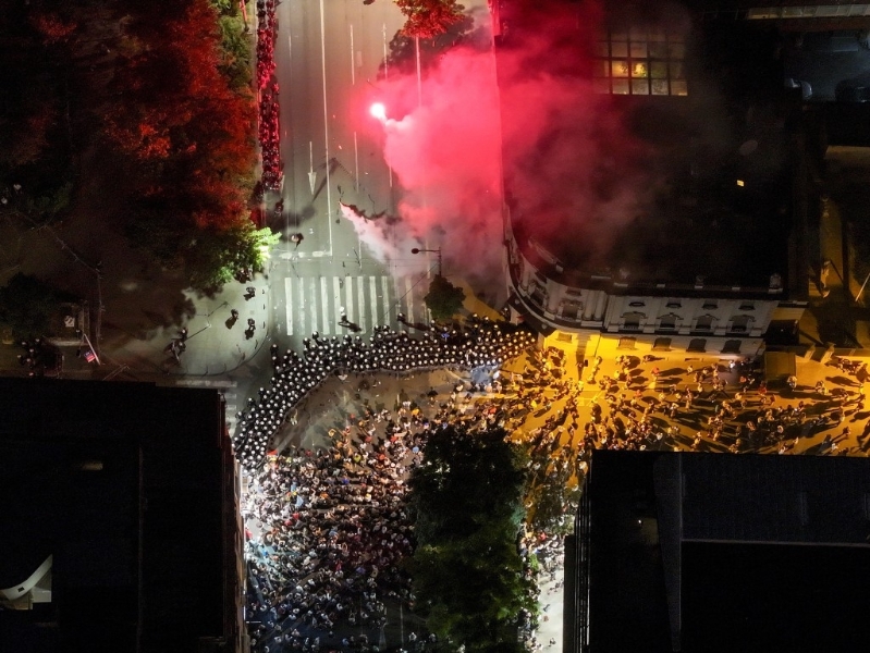 塞爾維亞民眾參加反政府抗議活動，要求提前選舉。路透社