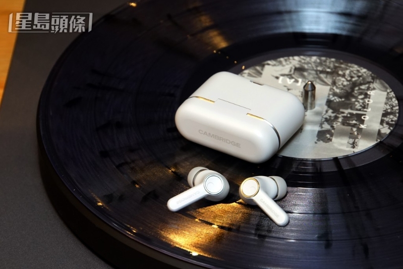 Melomania A100改用帶耳帶設(shè)計(jì)，每邊耳機(jī)重量則進(jìn)一步減輕至4.7g。