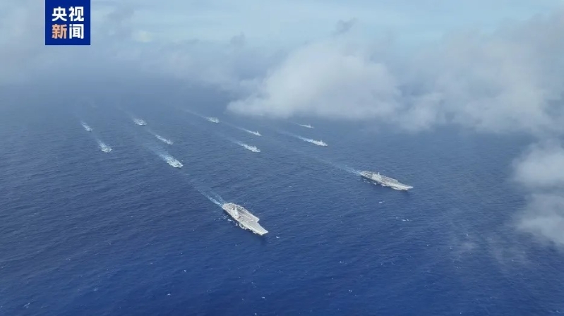 遼寧艦、山東艦編隊首次開展雙航母編隊演練。