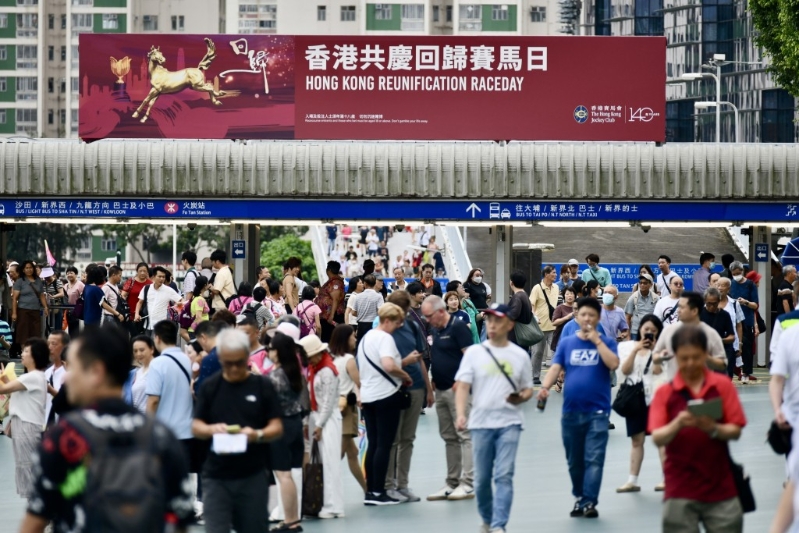 大批市民到沙田馬場慶?；貧w。