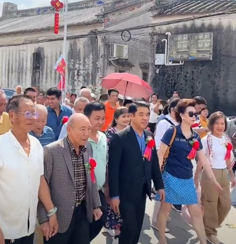 素里亞·莊龍瑯集祖籍廣東普寧果隴村，曾多次赴果隴村祭祖。