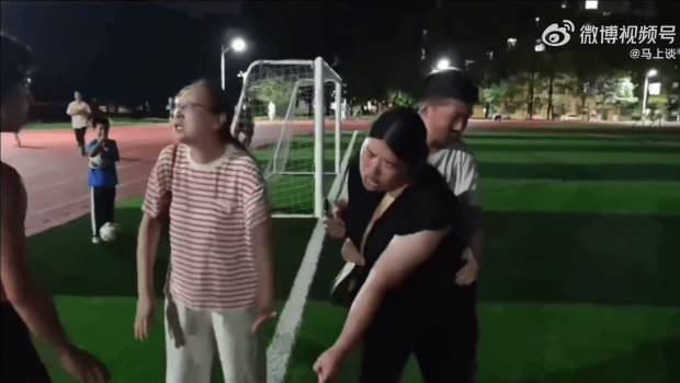 黑衫女子情緒激動(dòng)怒罵身體不適倒地大學(xué)生。