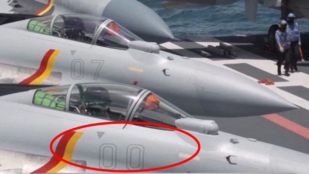 訪港山東艦的甲板上，出現(xiàn)一架印有“00”編號(hào)的殲-15T（紅圈）。