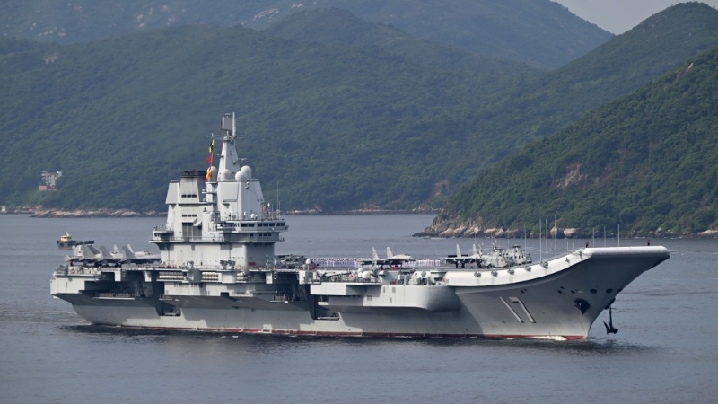 由航空母艦山東艦，導(dǎo)彈驅(qū)逐艦延安艦、湛江艦，導(dǎo)彈護(hù)衛(wèi)艦運(yùn)城艦組成的海軍艦艇編隊(duì)，將于7月3日至7日訪港。