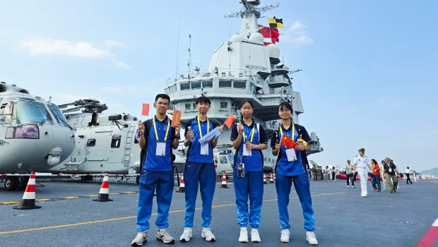 隊(duì)員在甲板近距離觀察直升機(jī)等先進(jìn)軍備。