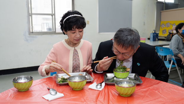 陳佩琪在臉書PO出他跟柯文哲以前共餐的照片 陳佩琪在臉書PO出他跟柯文哲以前共餐的照片