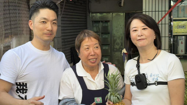 臺北市長蔣萬安6日一早陪國民黨“立委”王鴻薇掃街反罷，有許多攤商送上鳳梨、炸雞、花束。