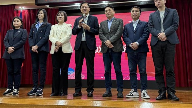 桃園市6席國(guó)民黨“立委”全數(shù)將進(jìn)行罷免投票。圖為張善政與桃園6藍(lán)委。