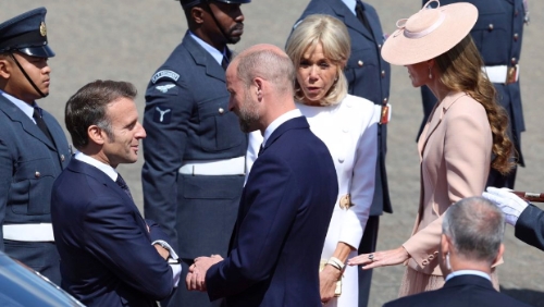 2025年7月8日，法國(guó)總統(tǒng)馬克龍與夫人布麗吉特抵達(dá)英國(guó)國(guó)防部北霍特皇家空軍基地（RAF Northolt），展開(kāi)為期三天的國(guó)是訪問(wèn)，受到英國(guó)威廉王子與威爾斯王妃凱特迎接。