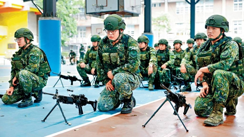臺灣“漢光演習(xí)”昨日展開，后備軍人在桃園接受戰(zhàn)斗訓(xùn)練。 路透社
