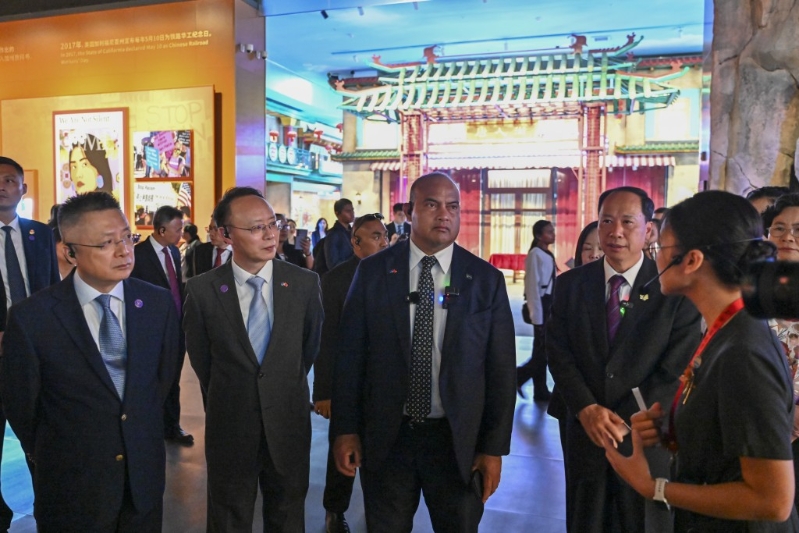 阿迪昂（左三）參訪位于廣東江門的中國僑都華僑華人博物館。 中新社