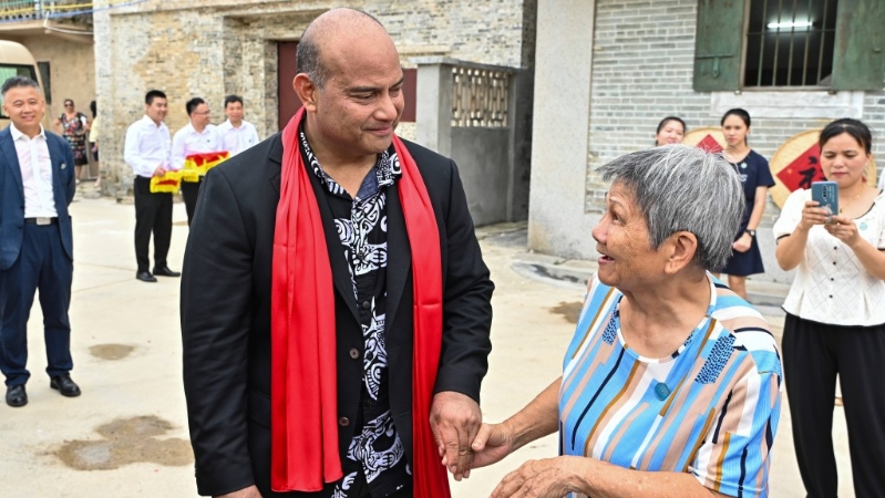 瑙魯總統(tǒng)廣東尋根，與堂外祖母譚惠霞交談。 中新社